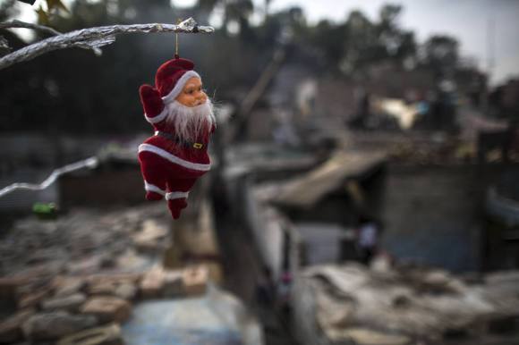 A Santa Claus figurine hangs from a tree ahead of Christmas in a Christian slum in Islamabad December 24, 2014. REUTERS/Zohra Bensemra (PAKISTAN - Tags: SOCIETY RELIGION)
